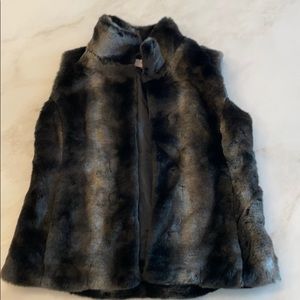 Aqua Girls Black/Grey Faux Fur Vest-Size Medium